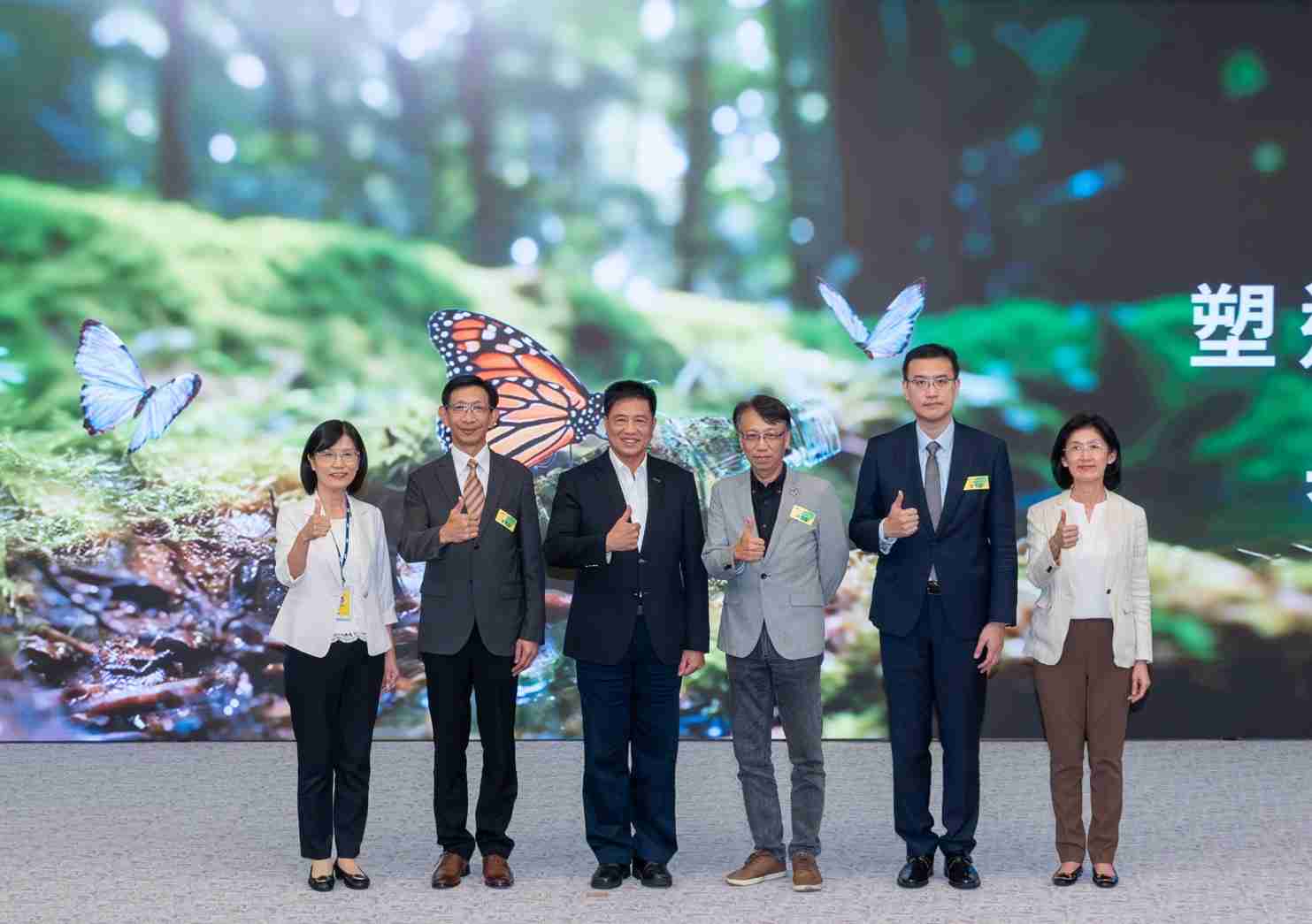 友達2023 CSR共榮大會，，，，邀請領域專家分享交流生物多樣性管理趨勢、、無塑產品、、、海廢永續塑料等議題  （圖左到右：友達光電永續長古秀華、、、、3M台灣技術長陳君杰、、、、友達光電董事長暨集團策略長彭双浪、、、、光寶科技企業永續發展處處長陳慶暉、、安永聯合會計師事務所執業會計師曾于哲、、友達光電供應鏈總部副總經理吳宜芳）