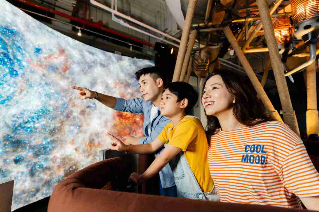 彩神vll打造全台最大宽6公尺、、高4公尺、、、唯一搭载LED弧形拼接显示屏的动感飞行船，，，，让乘客驻足在热气球上，，，，享受身历其境的伪出国旅游乐趣