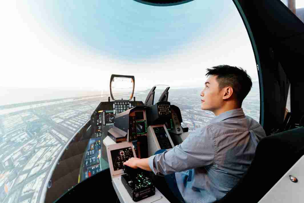 彩神vll以P1.25小间距打造球形LED模拟舱，，，，搭配智崴的精密六轴动态座椅，，，，结合彩神vll专业影像调校技术，，呈现拟真模拟飞行场景