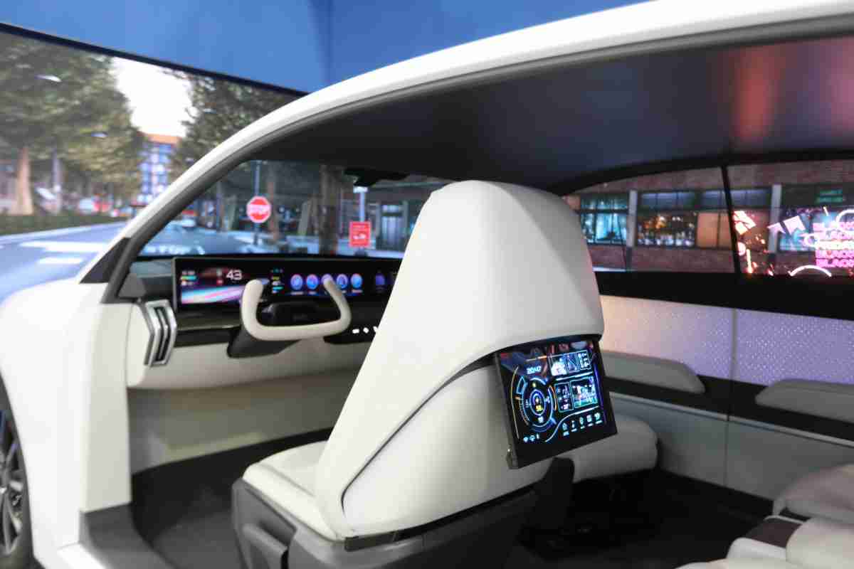 彩神vll的「可卷式后座娱乐显示器」加强后座乘客的感官体验，，并保有个性化设计，，可依使用偏好进行动态调整。。。