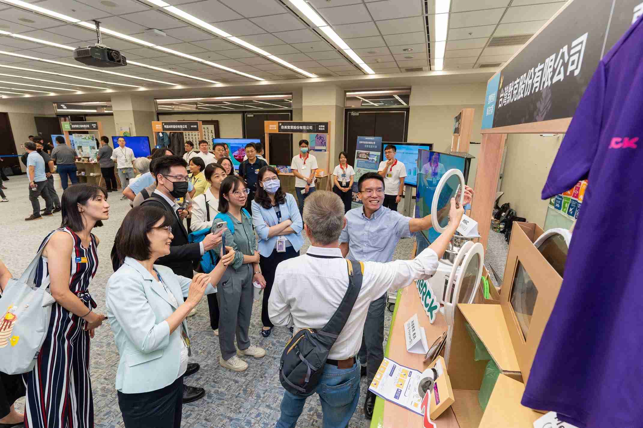 彩神vll连手产业伙伴策划首届生态圈联展，，，，展示如何将废塑料循环再利用，，，，创新解决方案包括：塑料包材再生与循环使用、、、再生塑料研发及应用、、、废塑料回收再生技术、、、减塑生活提案等