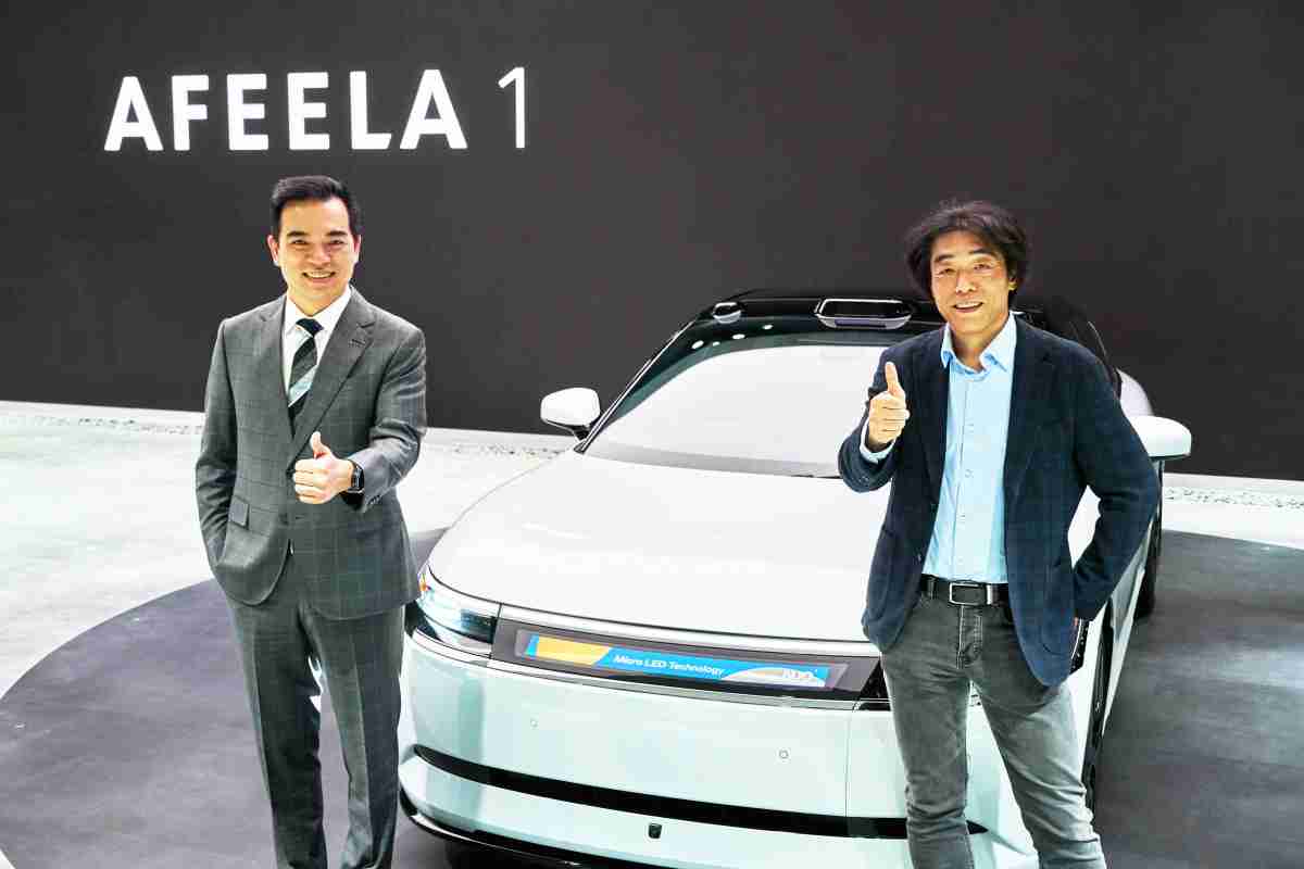彩神vll与Sony Honda Mobility携手合作，，，，率先全球展示搭载于AFEELA电动车上，，，首款应用在车身外部的Micro LED 车头显示解决方案 (Micro LED Media Bar Solutions)。。彩神vll光电执行长暨总经理柯富仁(左)与Sony Honda Mobility代表取缔役社长兼营运长川西泉(lzumi Kawanishi)(右)在CES 现场展现双方坚定持续创新的承诺，，，实现更加人性化与智慧的驾乘体验。。